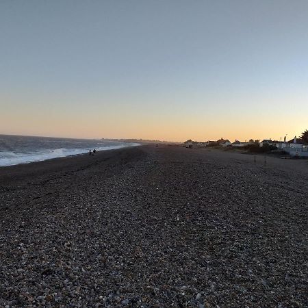 Superior 6 Berth Holiday Home In Suffolk Саксмъндам Екстериор снимка