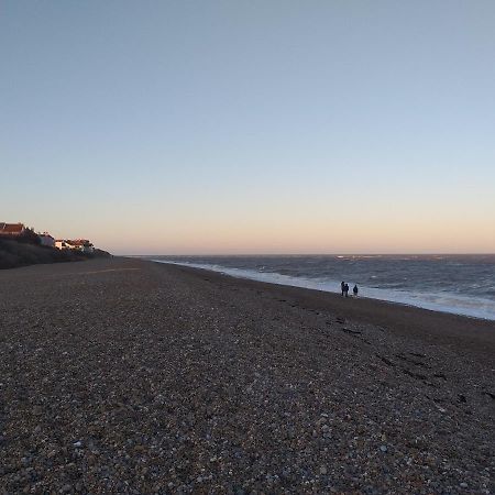Superior 6 Berth Holiday Home In Suffolk Саксмъндам Екстериор снимка
