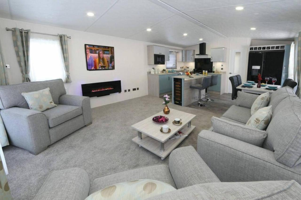 Superior 6 Berth Holiday Home In Suffolk Саксмъндам Екстериор снимка