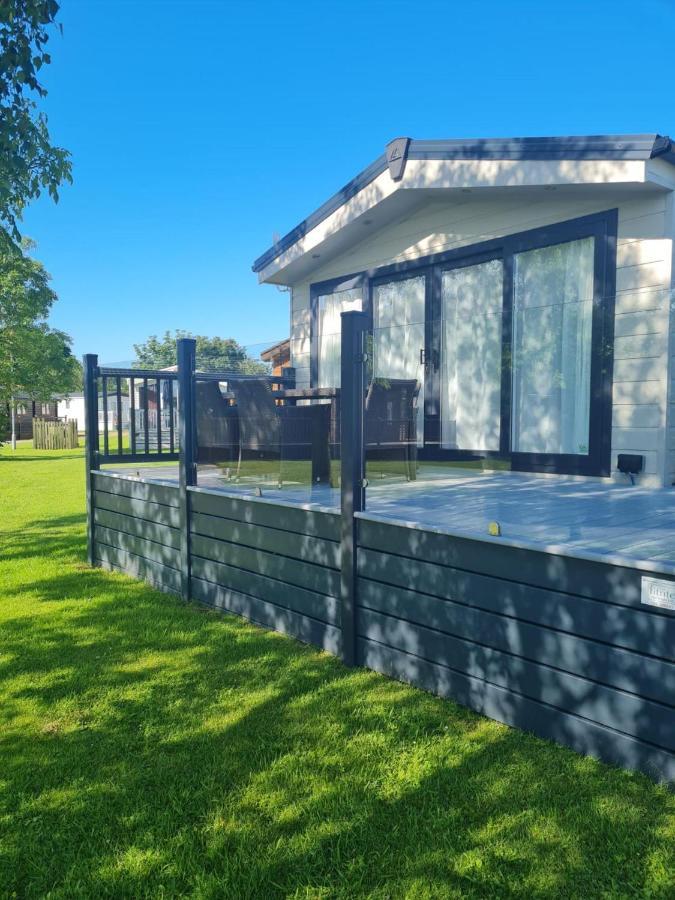 Superior 6 Berth Holiday Home In Suffolk Саксмъндам Екстериор снимка